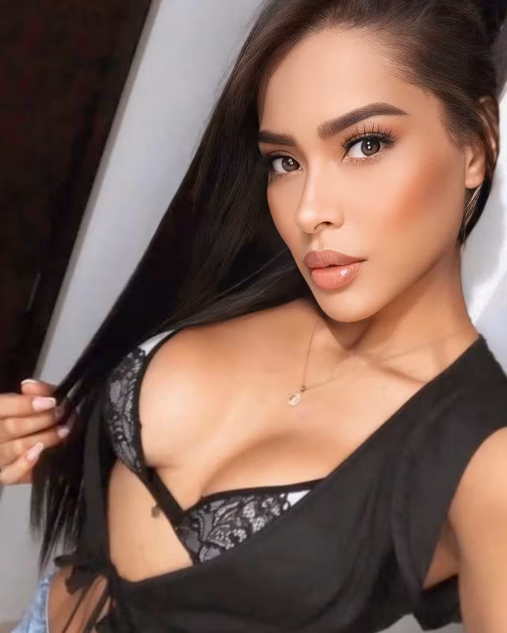 MELISA 33 Medellin Colombia I am a nice-looking girl wanting to find my prince