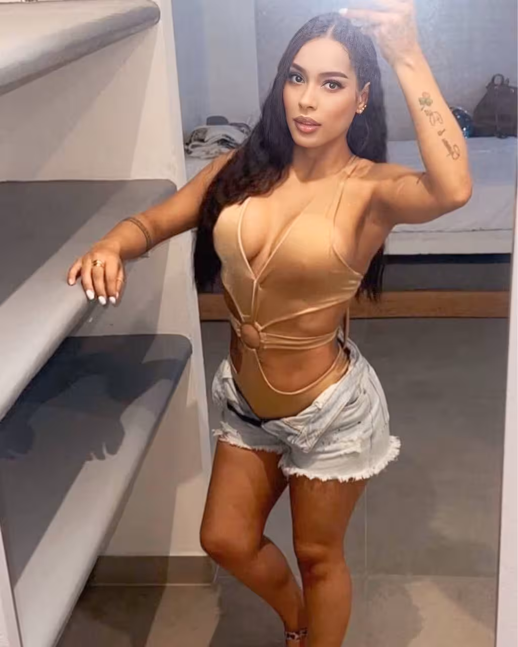 MELISA 33 Medellin Colombia I am a nice-looking girl wanting to find my prince
