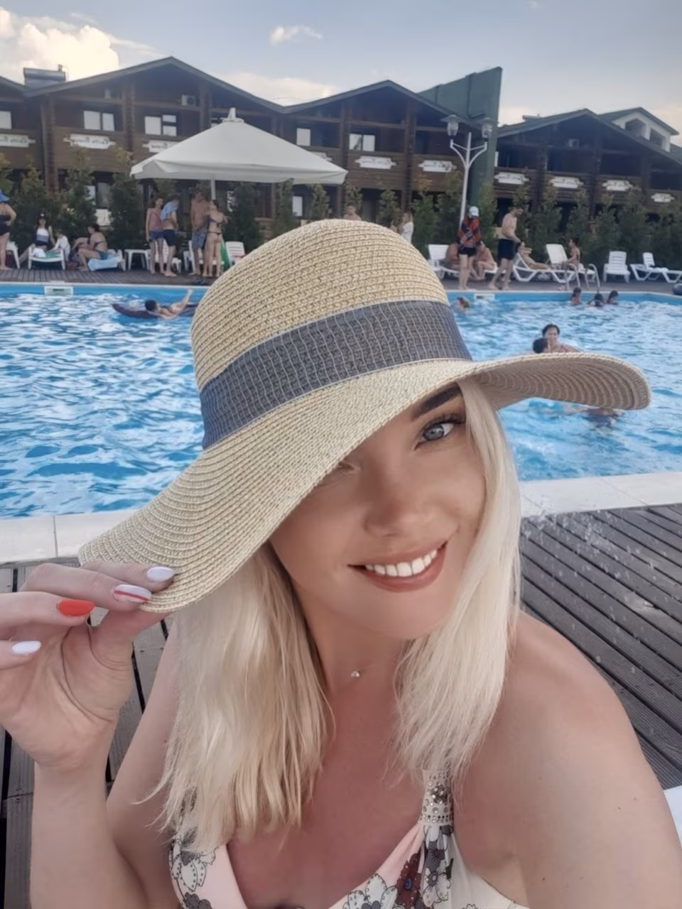 Yuliia 47 Berlin Germany Beautiful girl wanting to start a new chapter