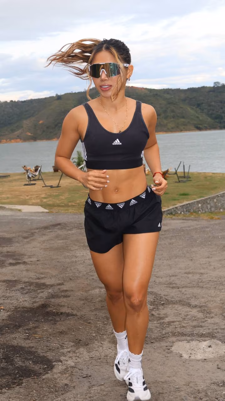 Jenifer 28 Cali Colombia Elegant lady ready to create a beautiful home