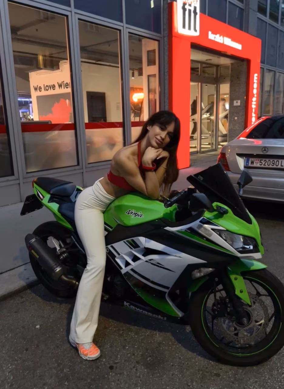 Andela 29 Vienna Austria Pretty woman looking for a man who understands her