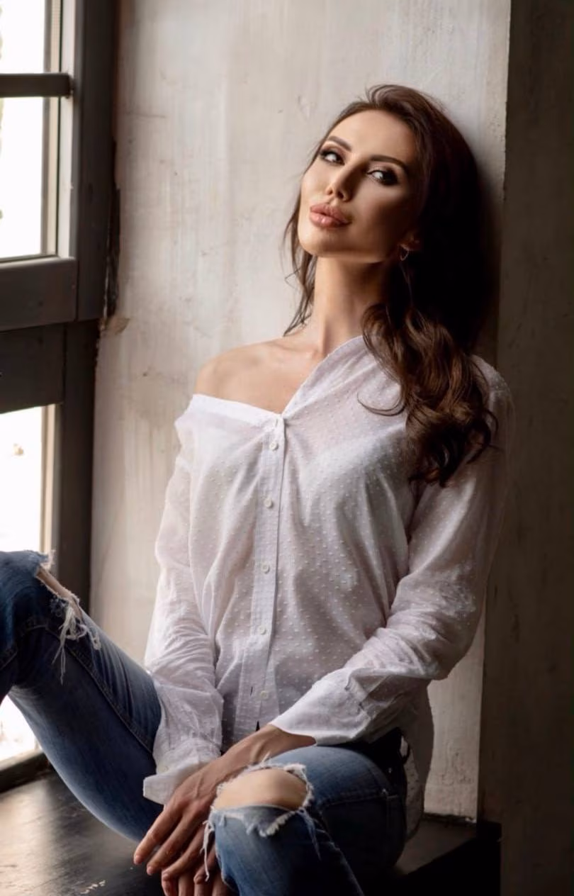 Elena 43 Milan Italy Gorgeous girl looking for a man who cares