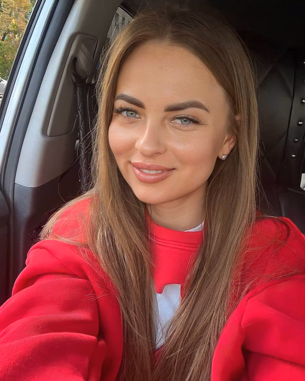 Olga 39 Warsaw Poland Graceful lady looking for a man who is honest